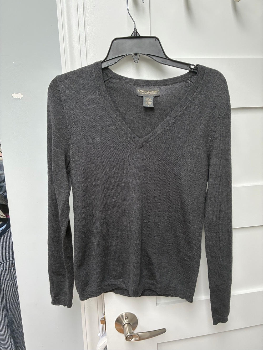 Vintage Banana Republic Women's merino wool Charcoal V-Neck Sweater size smal